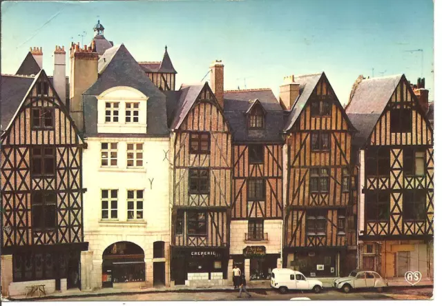 TOURS - ensemble de la Place Plumereau - automobile