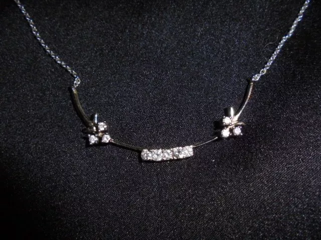 collier or blanc  18 carats  750  avec   0.70 C    de véritable  diamants