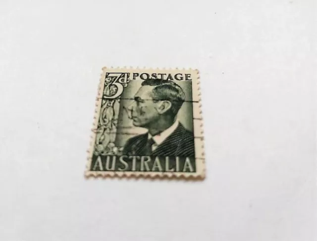 AUSTRALIA - ALREDEDOR DE 1950: Un sello postal usado de Australia, que representa a un retrai 3