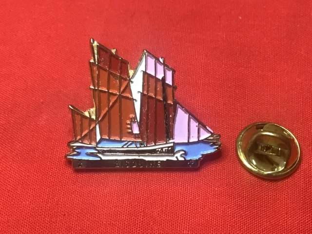 pin's bateau / Voilier - Scorpio yachts (époxy) hauteur: 2,4