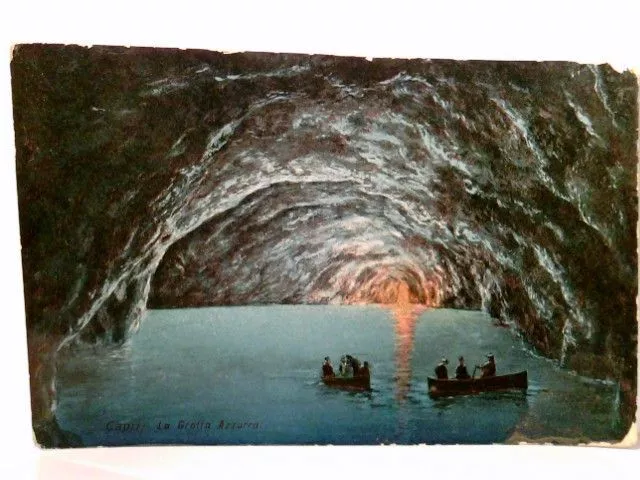 Capri - La Grotta Azzurra. Capri - Die Blaue Grotte. Zwei Boote mit Personen. Al