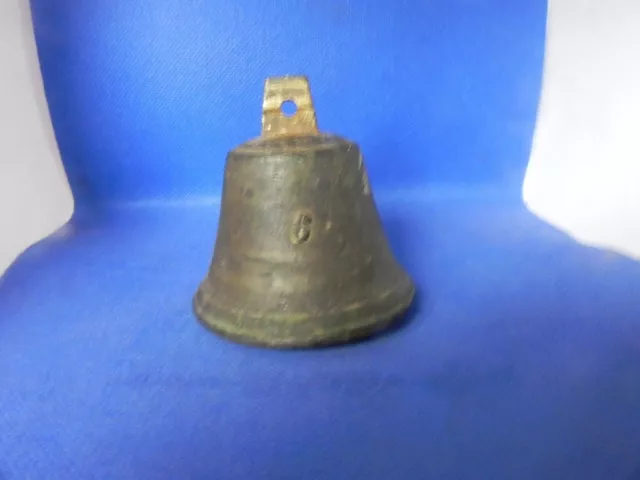 Cloche ancienne  en bronze N)° 6  hauteur 7 cm