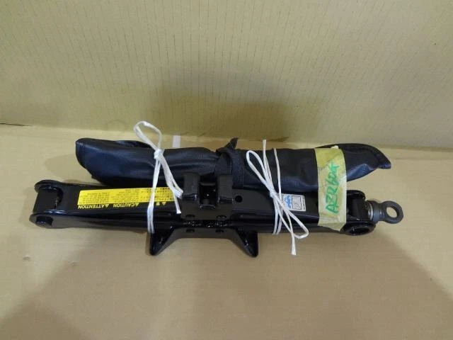 TOYOTA Voxy 2003 TA-AZR60G Toolkit 0911128110 [usato] [PA68433566]