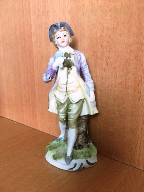 Figurine masculine en porcelaine biscuit polychrome