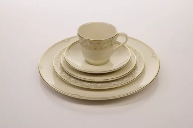 Royal Doulton  Gabrielle  Fine Bone China 5 Pc Place Setting 