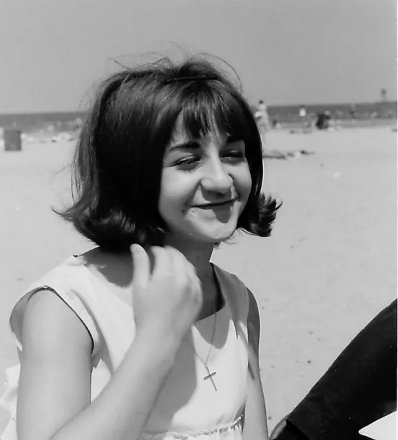 VTG 1950s MEDIUM FORMAT NEGATIVE BEACH SCENE BRUNETTE SHORT FLIP HAIRDO M345-1