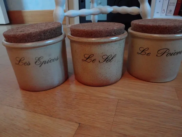 3 pots à épice en grès, neufs sans emballage