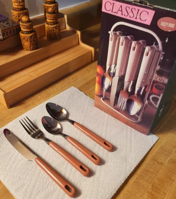 Juego de vajilla y estante vintage (sin abrir, 24 piezas + 1 extra de cada utensilio)