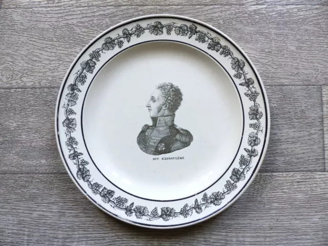 BELLE ASSIETTE en FAIENCE FINE de CREIL " DUC D'ANGOULEME " 1808-1818