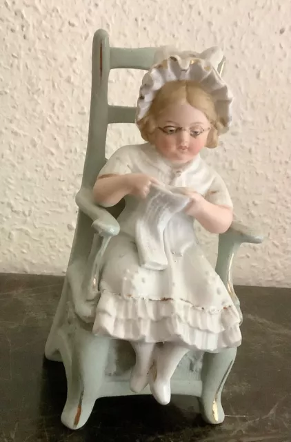 statuette 1900 en biscuit : Fillette dans son fauteuil