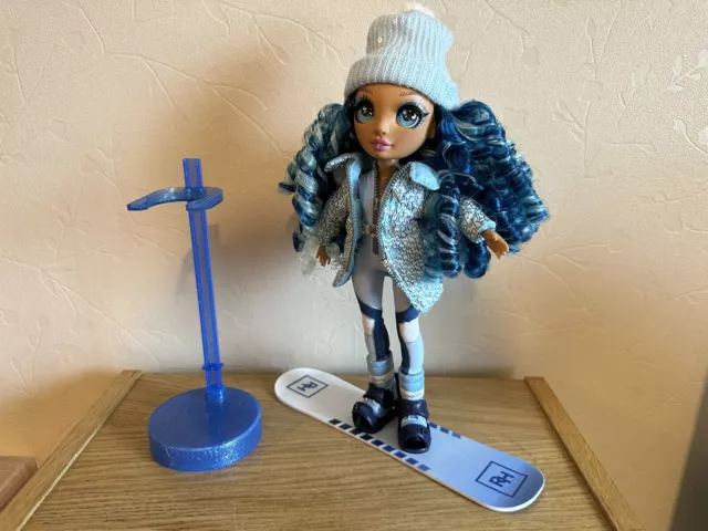 Rainbow High Doll - Skylar Bradshaw Winter Break - With Stand & Snowboard (RH1)