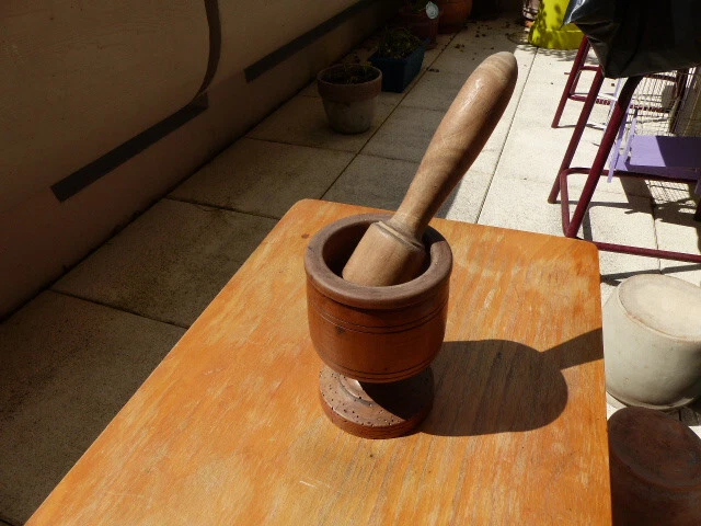Mortier Ancien En Cuisine Avec Pilon En Bois - Vintage, Occasion