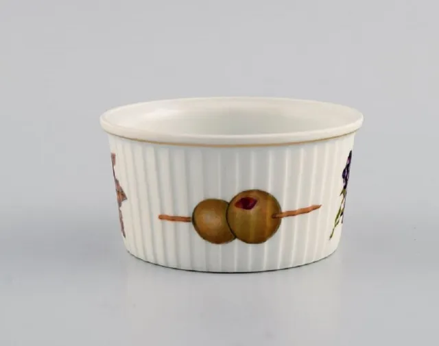 Royal Worcester, England. Eight small Evesham porcelain bowls with fruits 2