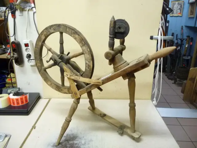 9860. Altes Holz Spinnrad original Zustand zur Deko old spinning wheel
