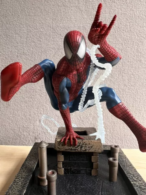 DIAMOND SELECT TOYS Marvel Gallery: Spider-Man ('90S Version) PVC Figure, Mul...
