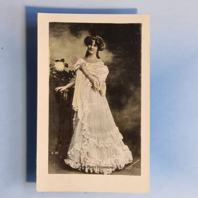 Edwardian Schauspielerin Postkarte 1905 Miss Marie Studholme fließend blau Spitzenkleid