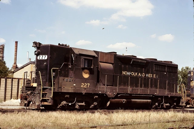 Norfolk & Western (NW) - GP35 - #227 - Original 35mm Slide