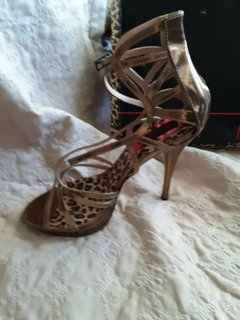 Talons à lanières métalliques or Fredericks of Hollywood 2