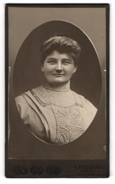 Fotografie H. Meisemann, Forst-L., Mühlenstr. 36, Junge Dame mit hochgestecktem