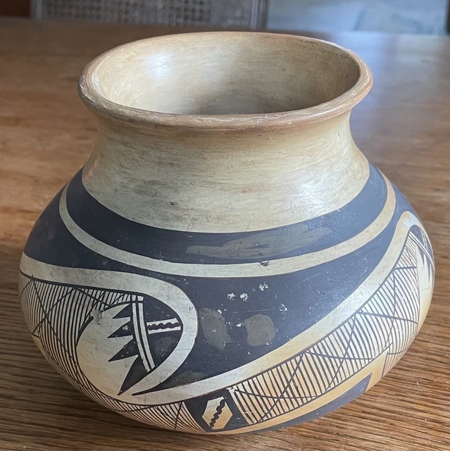 Nellie Nampeyo. Pot. Hopi Villages Label. Nellie Nampeyo. Pot. Hopi Villages Label.