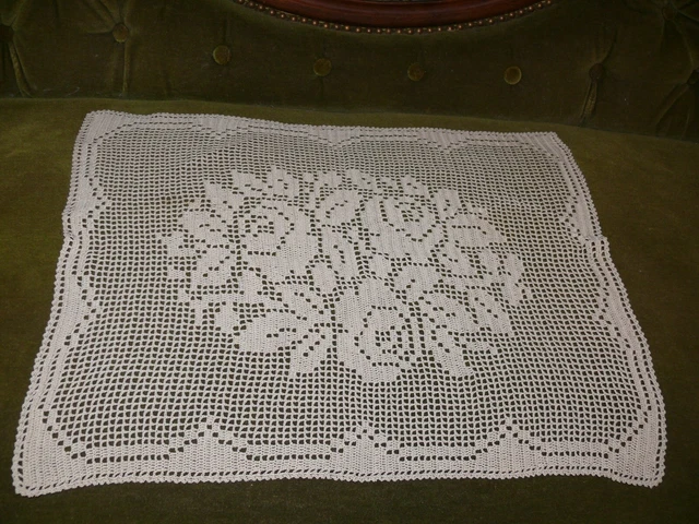 Schönes altes gehäkeltes Deckchen Decke mit Rosenmotiv Handarbeit  45 x 55 cm