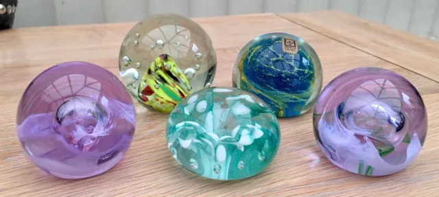 Lot Of 5 Glass Paperweights Mdina Caithness Isle Of Wight Etc