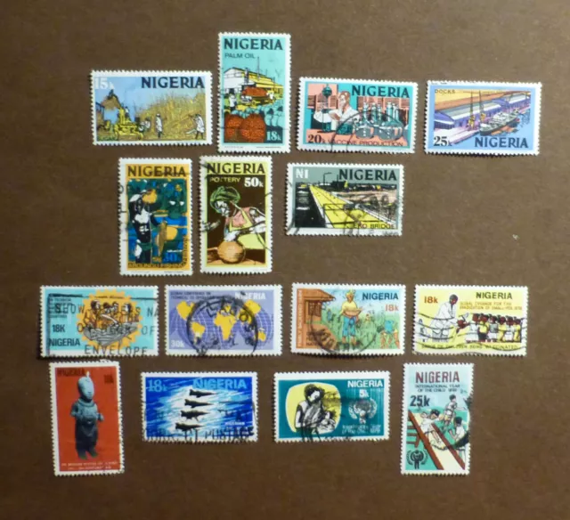 Briefmarken Nigeria. 15 Stück, papierfrei, 1970er