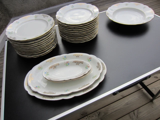 UN SERVICE DE table complet en porcelaine de la marque SELTMANN WEIDEN