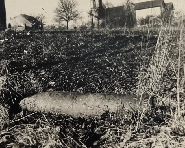 1941 FOTO BLINDGÄNGER Fliegerbombe Feld Dorf Wehrmacht Militär 2 ...