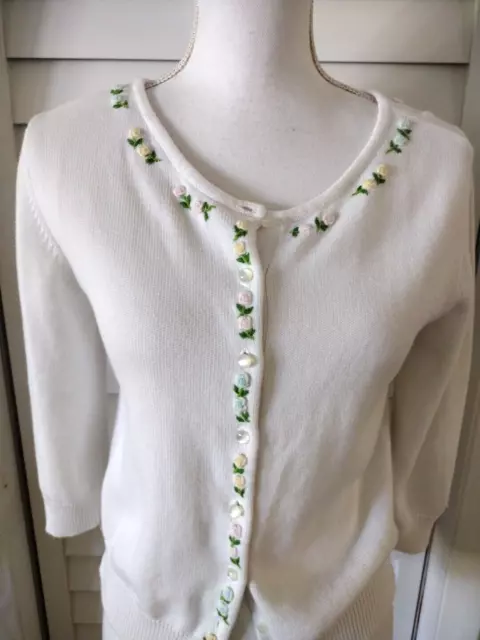 Tommy Hilfiger white button-down cardigan. Embroidered flowers Long sleeve M