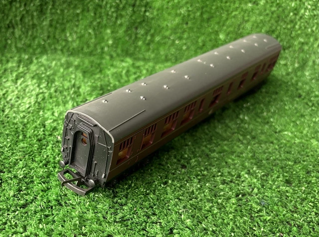 Internation Maroon LIMA MK1 RESTAURANT Coach In BR Maroon. Model 305323. OO Gauge . Boxed ...