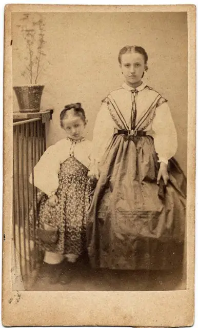 CDV Portrait of two nice little girls in Sardinian (?) costume or other sud S314