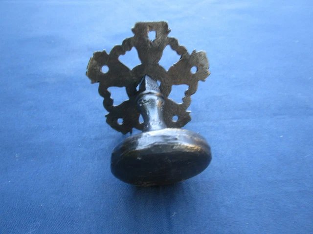 Bouton poignée ronde rosace ouvragée fer forgé ancienne dia. 4,2 cm