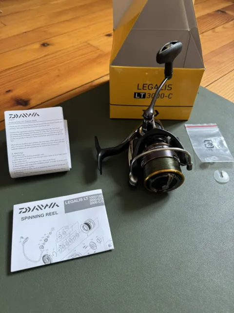 Daiwa Legalis LT 2020 3000-C Angelrolle Neu + Daiwa J-Braid x8 0,16mm Dunkelgrün