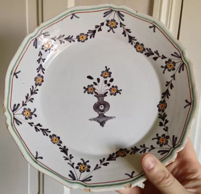 Belle assiette faience XVIII-XIXeme Nevers La rochelle ? bouquet