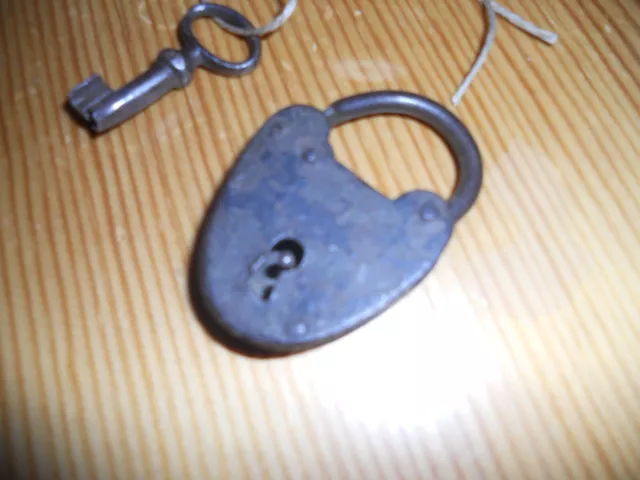Ancien gros cadenas en métal fonctionnel avec 2 clefs creuses -  Canada