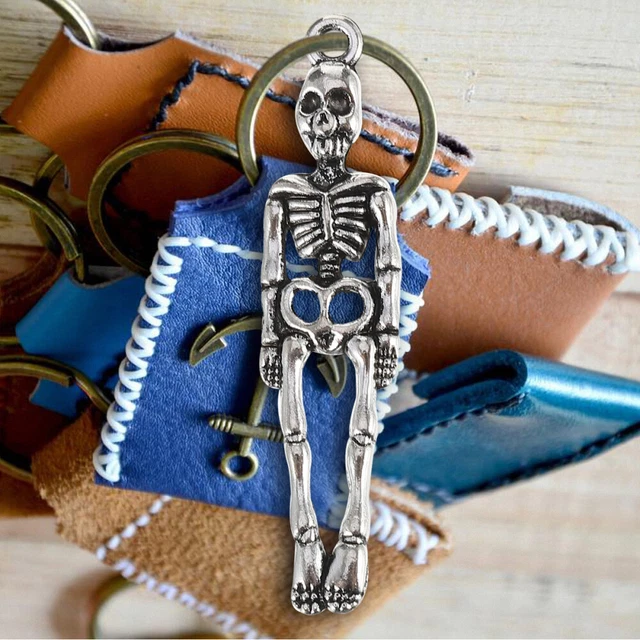 50 Stück Schädel Skelett Anhänger Charms für Halloween Armbänder Halskette