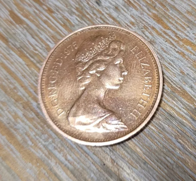 GB UK 1975 TWO NEW PENCE 2P QUEEN ELIZABETH II COIN -Near UNCIRCULATED condition