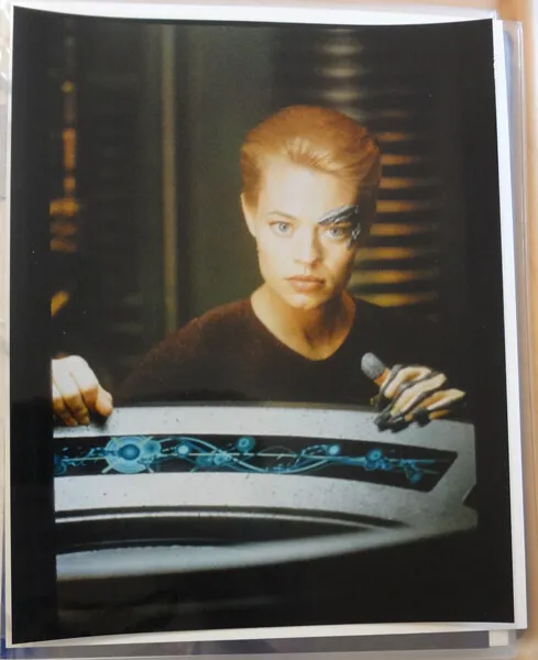 Star Trek: Voyager 7 of 9 Jeri Ryan 8 x 10 Original Color Photo Crouching