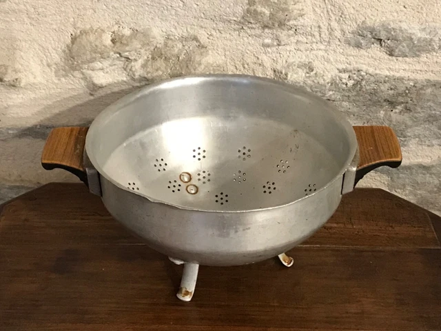 Ancienne Passoire aluminium - Arts de la table