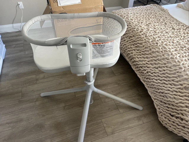 HALO BASSINEST SWIVEL Sleeper Bassinet Only Used For 2 Weeks From