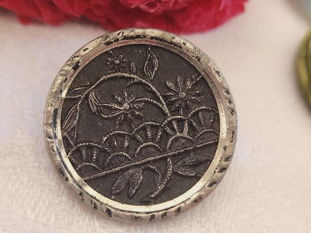 Bouton ancien en métal motif fleur  travaillé gros collection 2,8 cm G12H