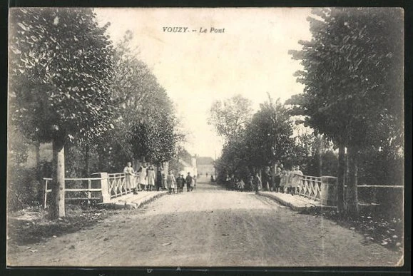 CPA Vouzy, le Pont, vue partielle avec pont et des passants