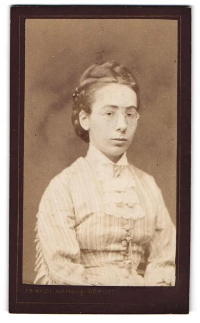 Fotografie Fr. Wilde, Görlitz, Schützenweg, Junge Dame mit Brille und fliehende