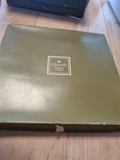 Lot de CHRISTOFLE. Ménagère en métal argenté comprenant 12 couverts, 12