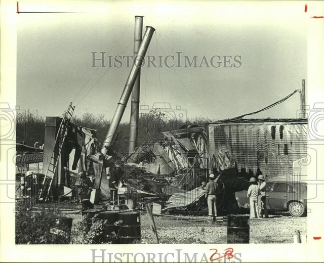 1981 Press Photo Fire destroys Marley Cooling Tower Co., Rosenberg, Texas