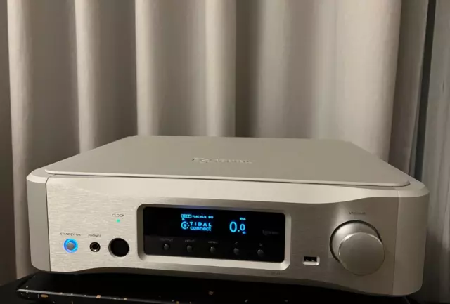 Esoteric N05XD - DAC Streamer and pre amp - black finish, full packing, remote.