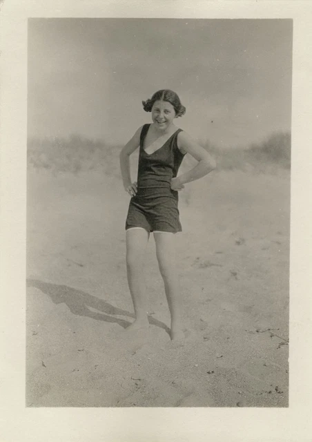 Photo Ancienne Originale 1928 – Port Navalo, Femme En Maillot De Bain à La Plage, Tirage Argentique N&B