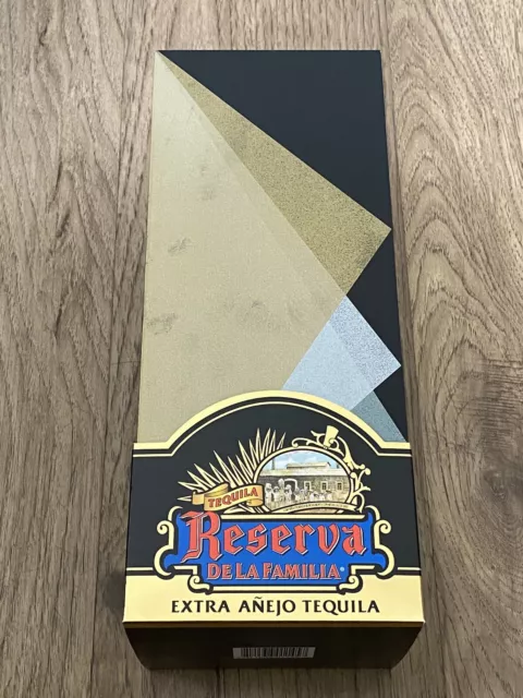 Jose Cuervo Reserva de la Familia Extra Añejo Box Colección 2020 Gonzalo Lebrija