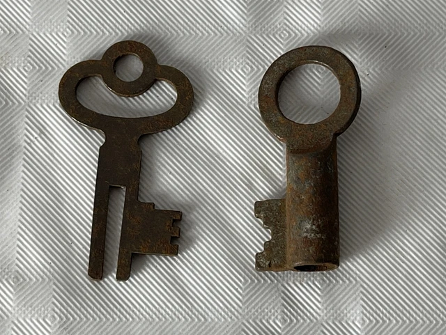 Mixed Lot of 2 Rusted Vintage Metal Steel / Brass Keys 3.5-4cm Long Each #K2